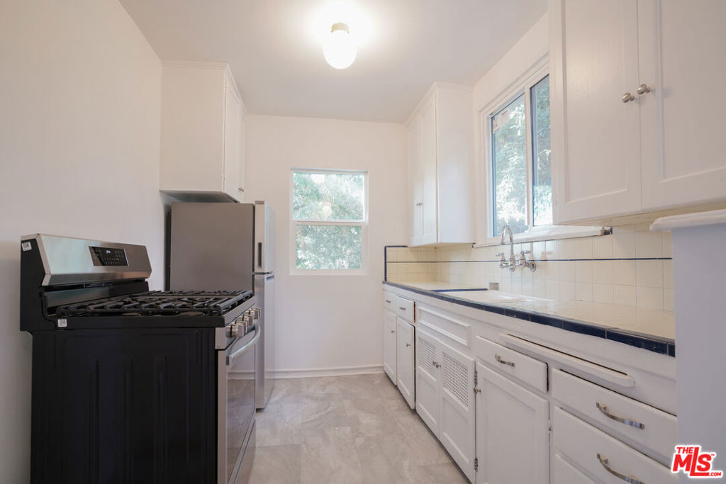 4164 1/2 Stansbury Avenue Property Photo 12