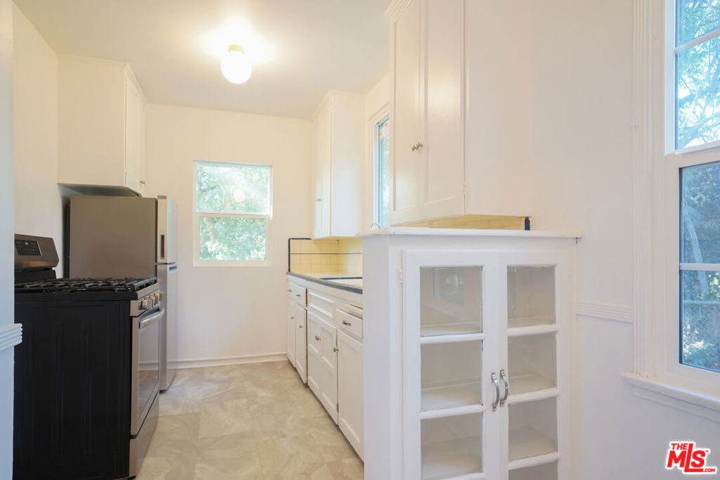 4164 1/2 Stansbury Avenue Property Photo 13