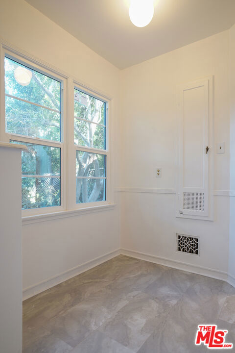 4164 1/2 Stansbury Avenue Property Photo 15