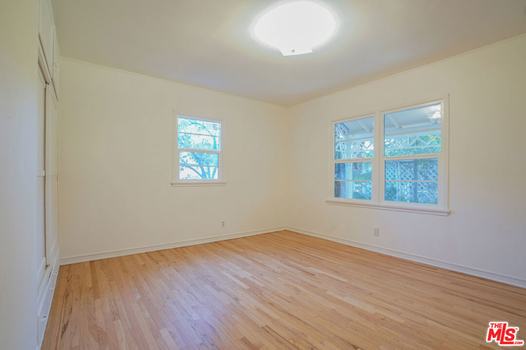 4164 1/2 Stansbury Avenue Property Photo 17