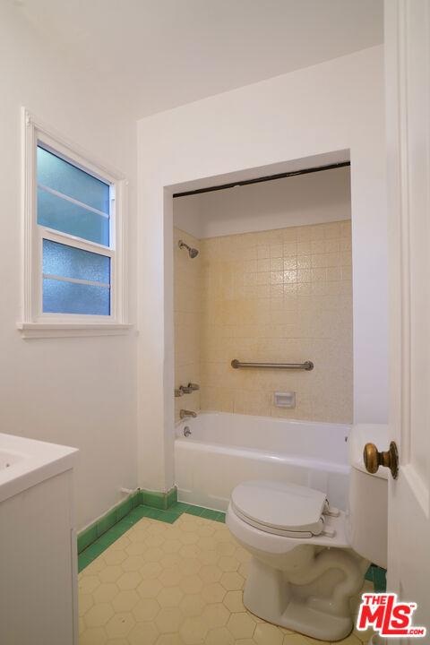 4164 1/2 Stansbury Avenue Property Photo 18
