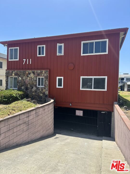 711 Larch Street 10 Property Photo 1