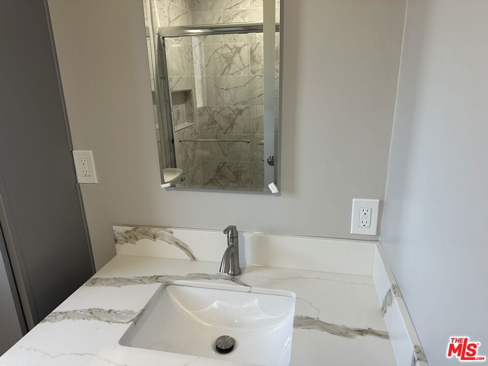 711 Larch Street 10 Property Photo 7