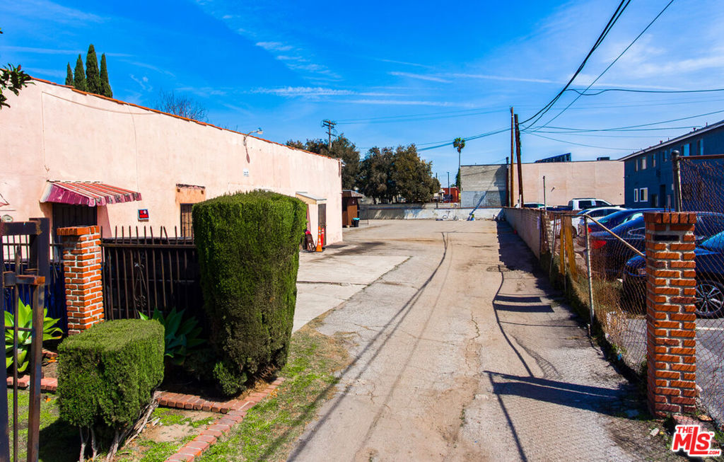 7112 S Victoria Avenue Property Photo 6