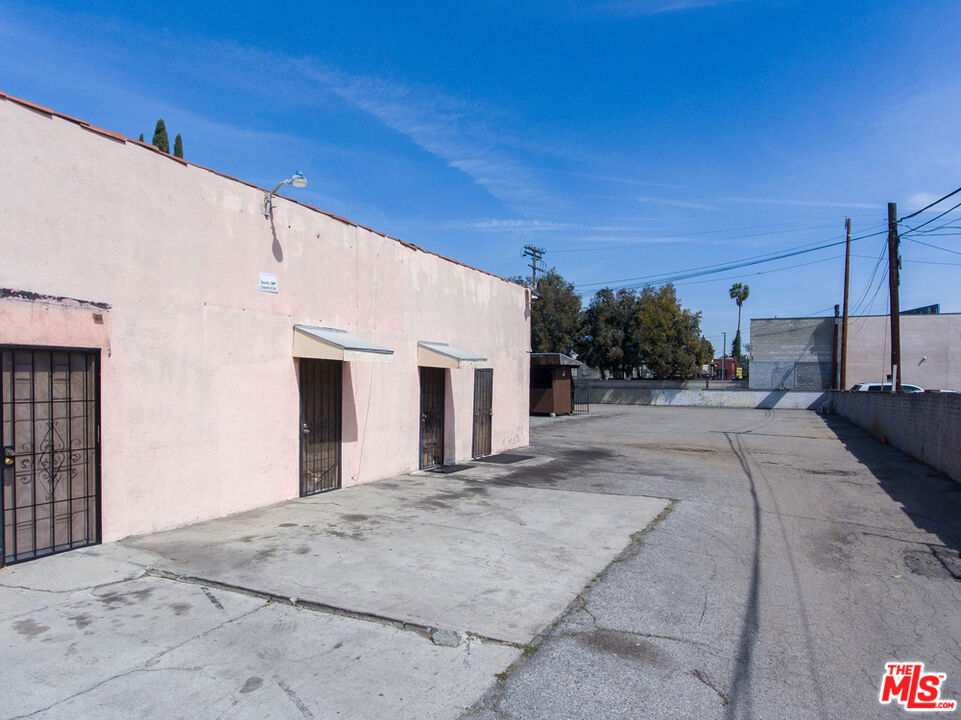 7112 S Victoria Avenue Property Photo 7