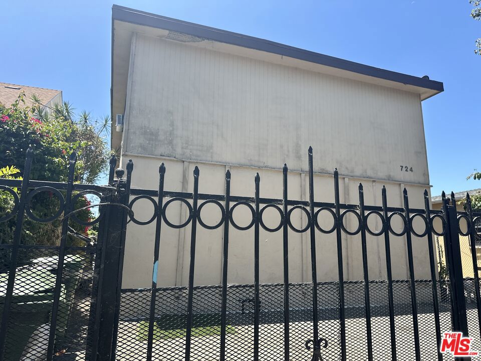 724 E 32nd Street Property Photo 1