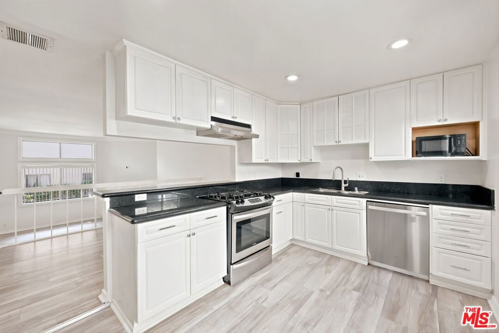 14937 Sherman Way 2 Property Photo 19