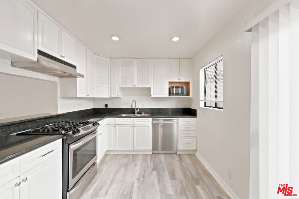 14937 Sherman Way 2 Property Photo 20