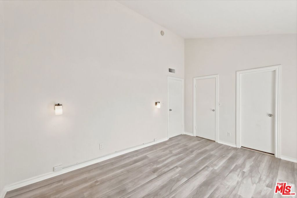 14937 Sherman Way 2 Property Photo 35
