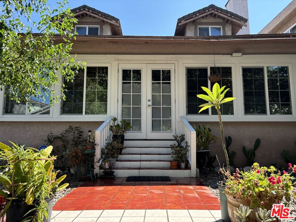 416 N Serrano Avenue Property Photo 1