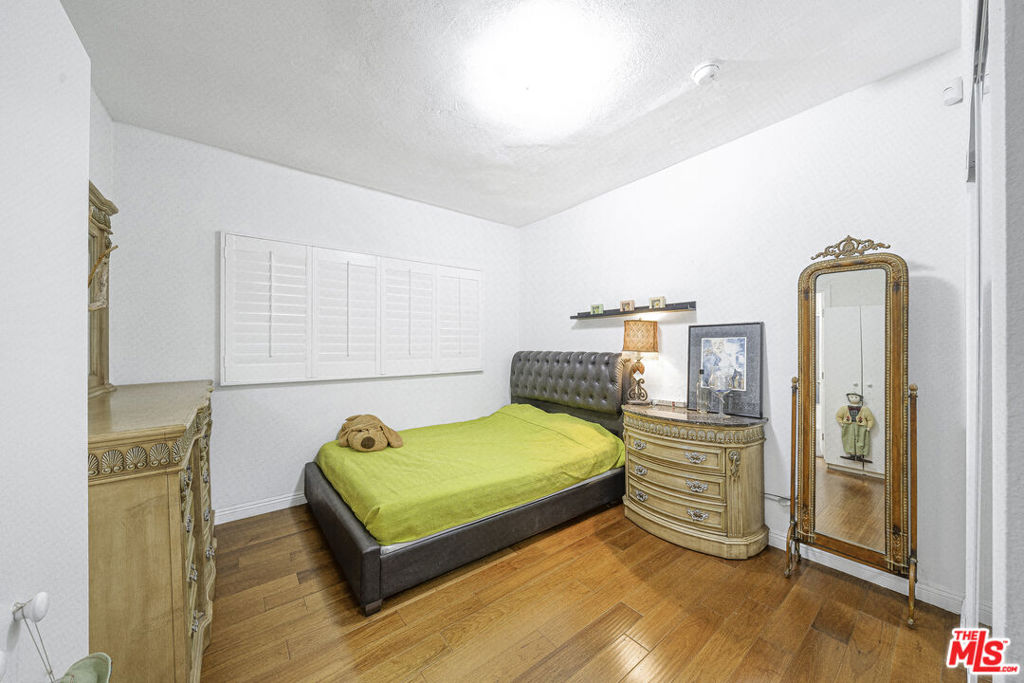 416 N Serrano Avenue Property Photo 6