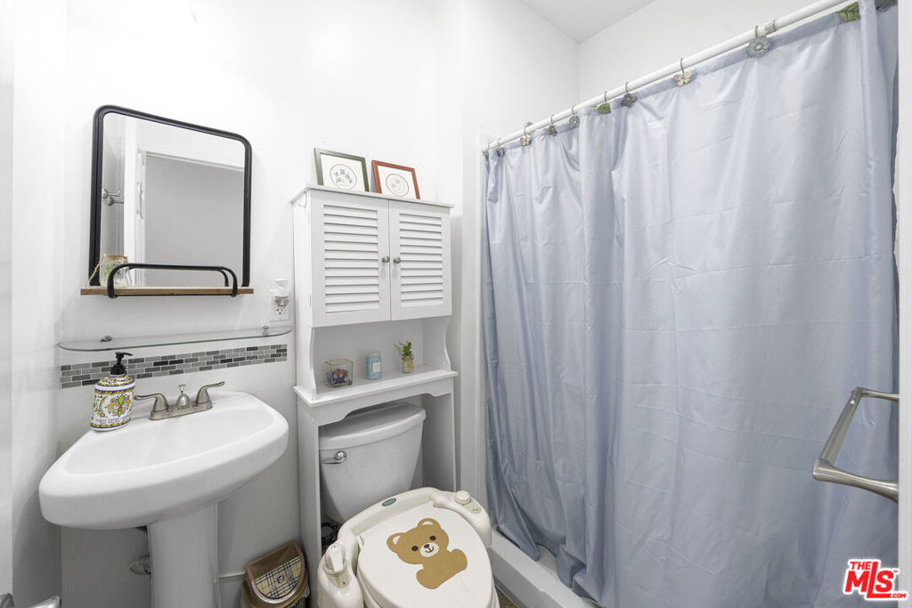 416 N Serrano Avenue Property Photo 9