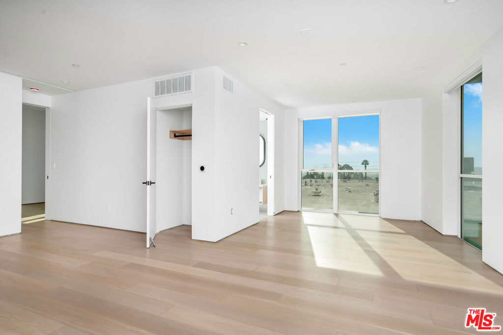 1136 N La Cienega Boulevard Ph503 Property Photo 4
