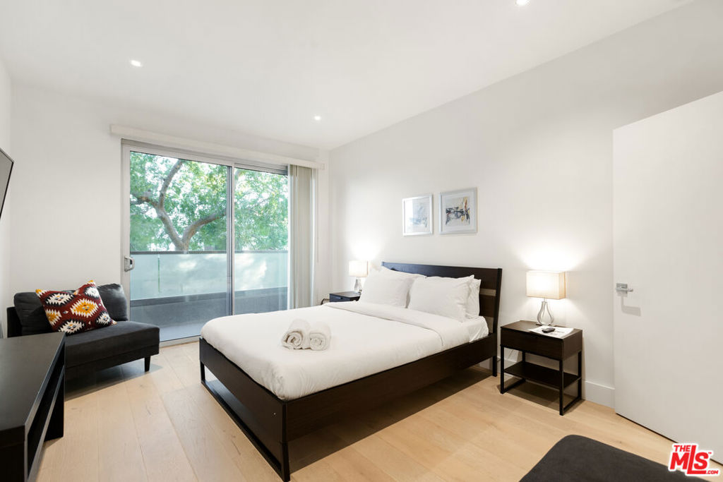 1818 Thayer Avenue 201 Property Photo 6