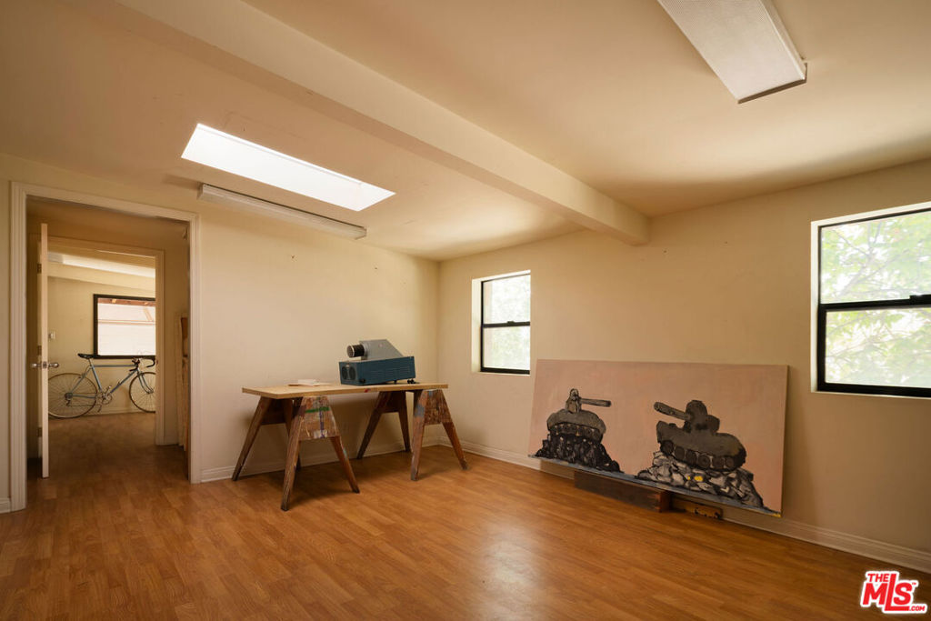 2860 Glenview Avenue Property Photo 8
