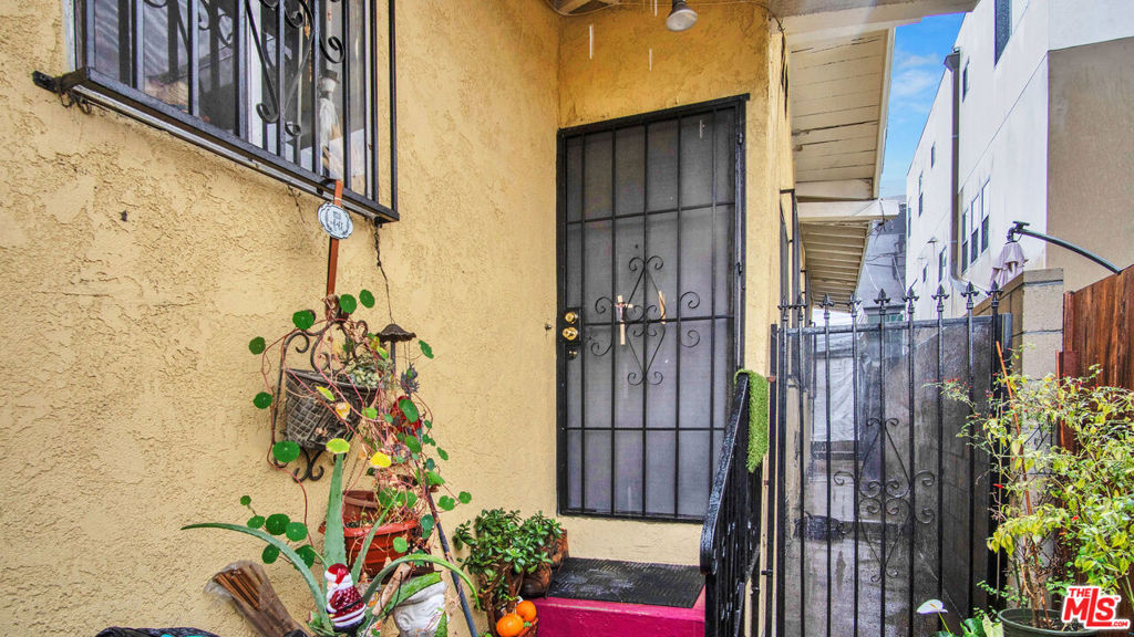 644 N Serrano Avenue Property Photo 25