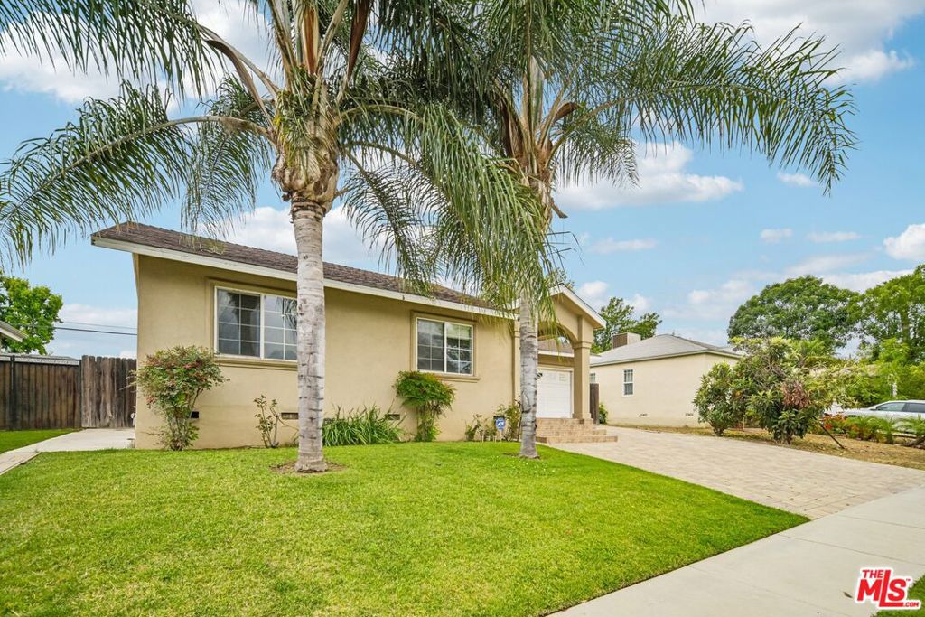 17550 Collins Street Property Photo 2