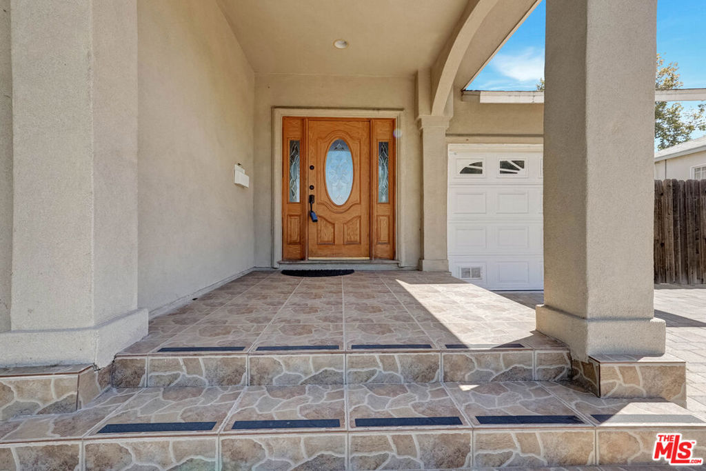 17550 Collins Street Property Photo 3