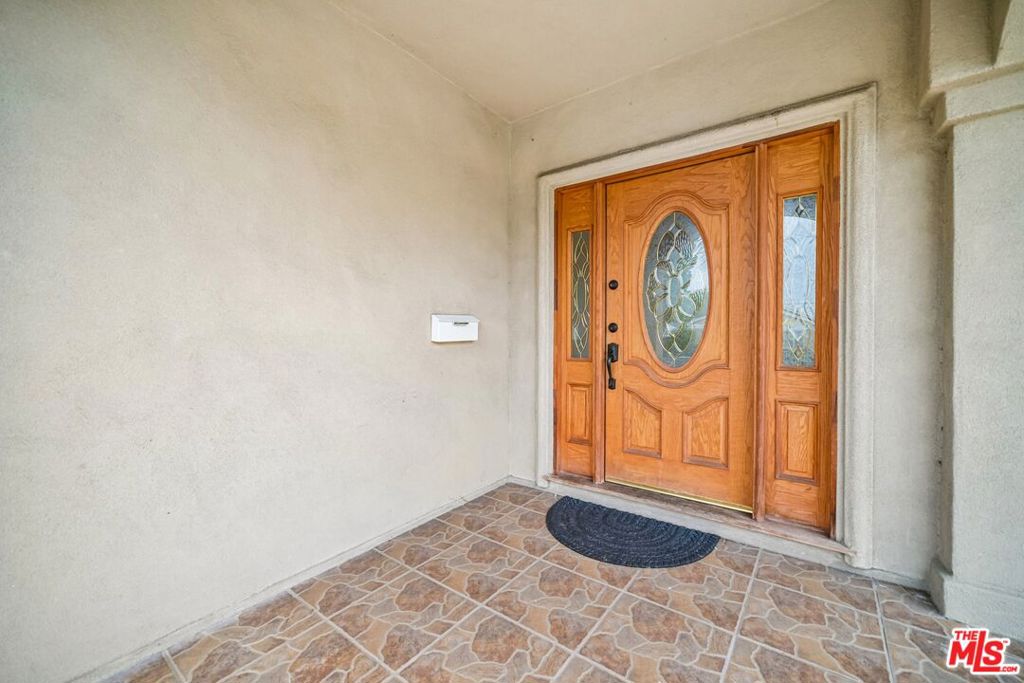 17550 Collins Street Property Photo 4