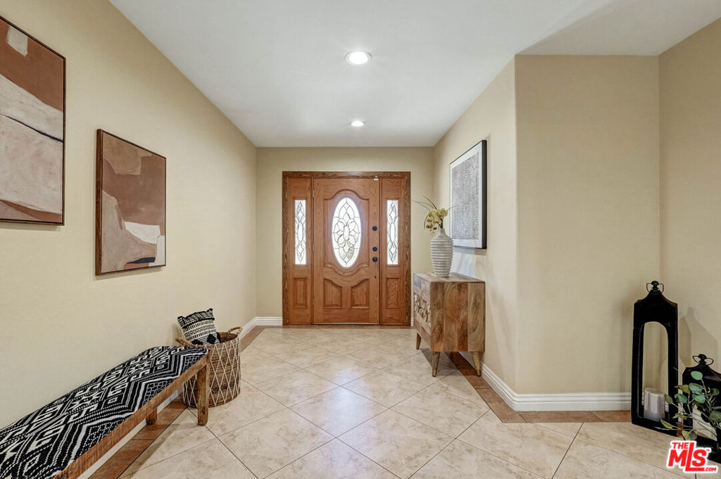 17550 Collins Street Property Photo 6
