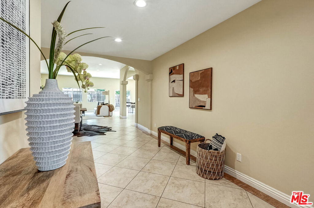 17550 Collins Street Property Photo 7