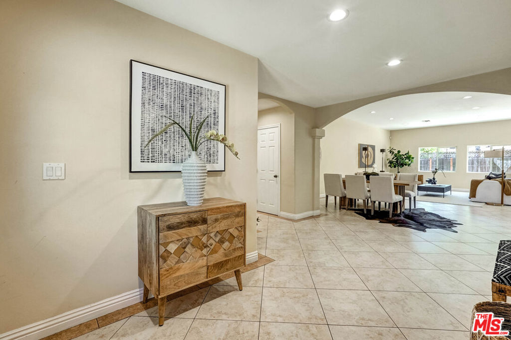 17550 Collins Street Property Photo 8