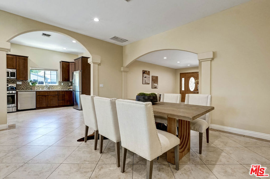 17550 Collins Street Property Photo 10