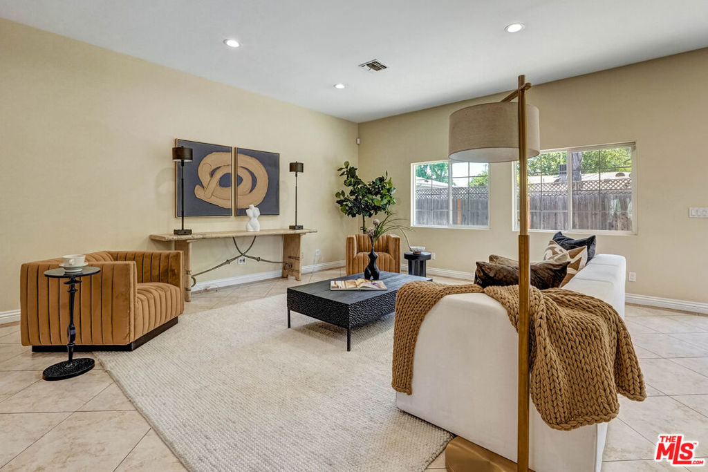 17550 Collins Street Property Photo 14