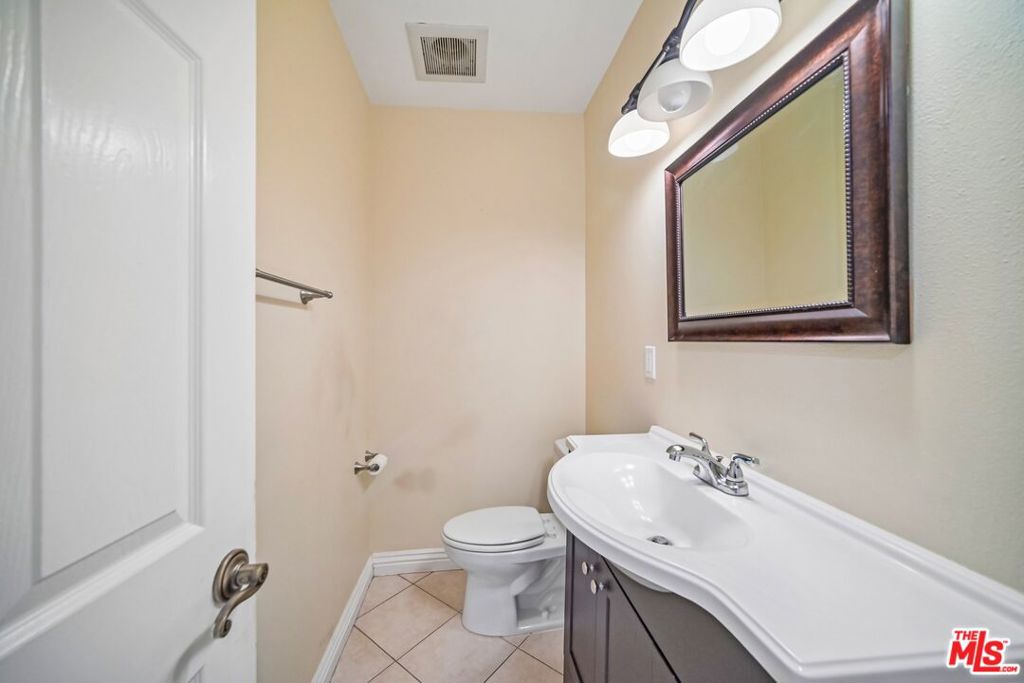 17550 Collins Street Property Photo 21