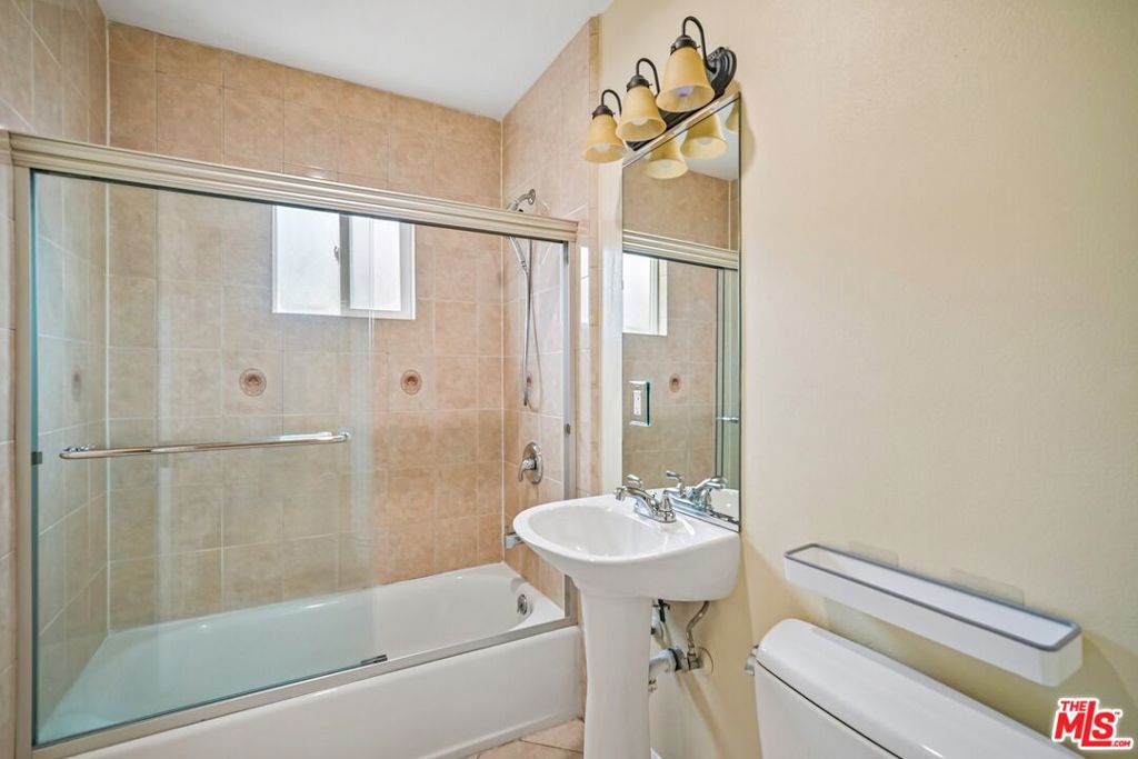 17550 Collins Street Property Photo 22