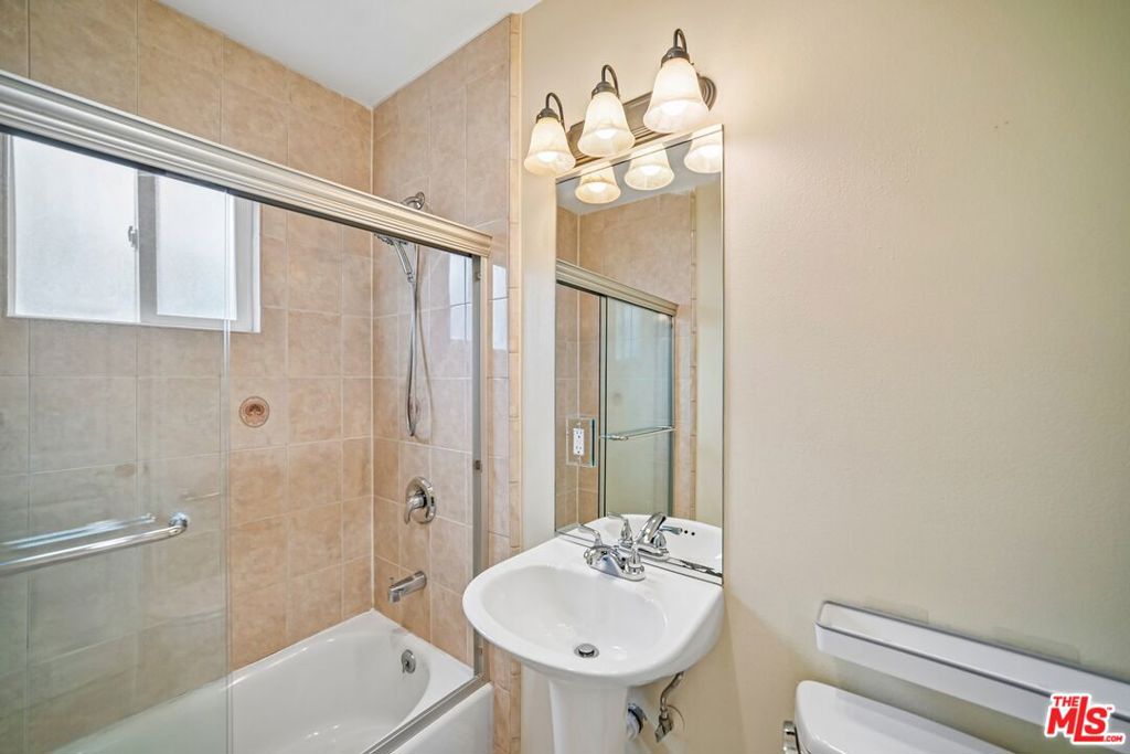 17550 Collins Street Property Photo 23