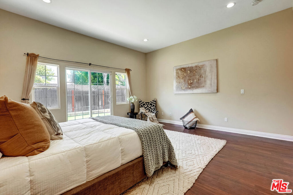 17550 Collins Street Property Photo 25