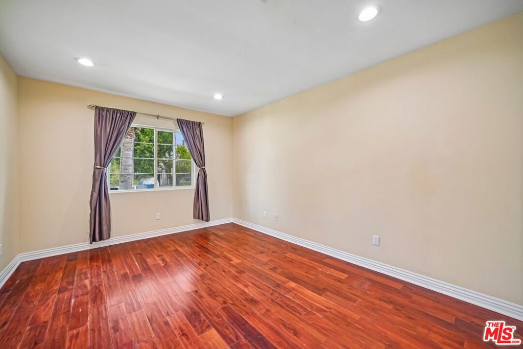 17550 Collins Street Property Photo 26