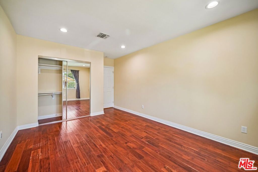 17550 Collins Street Property Photo 27