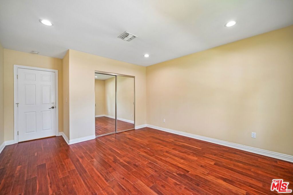 17550 Collins Street Property Photo 28