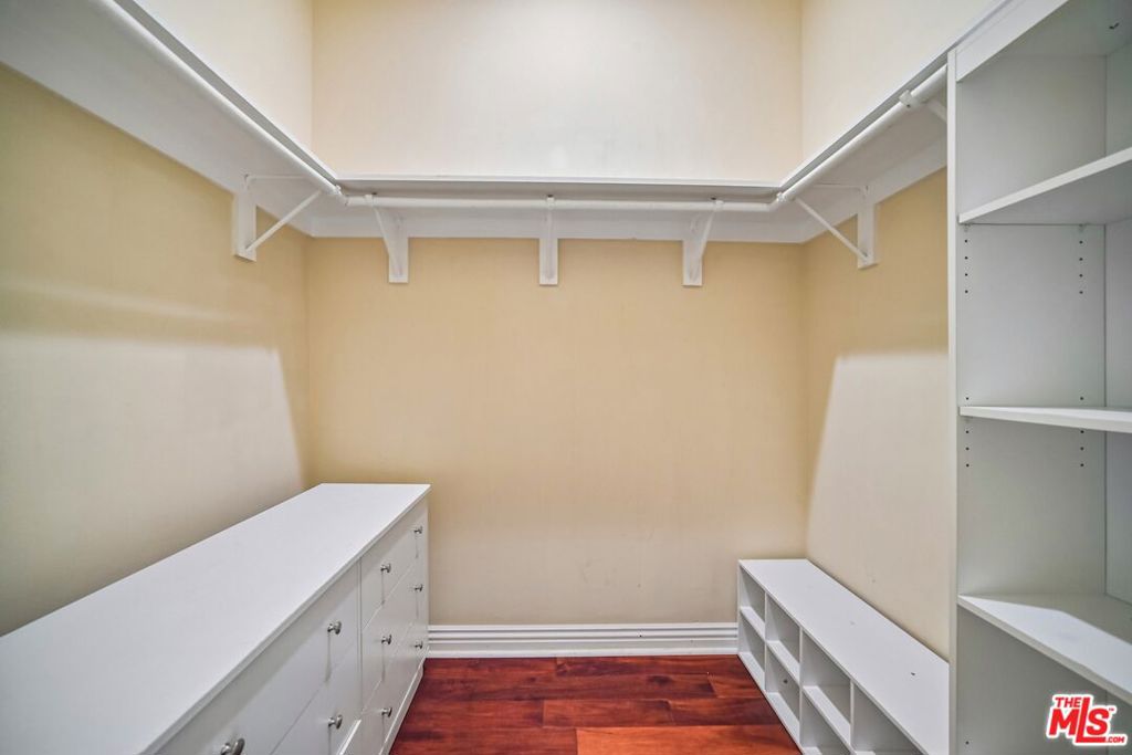17550 Collins Street Property Photo 29