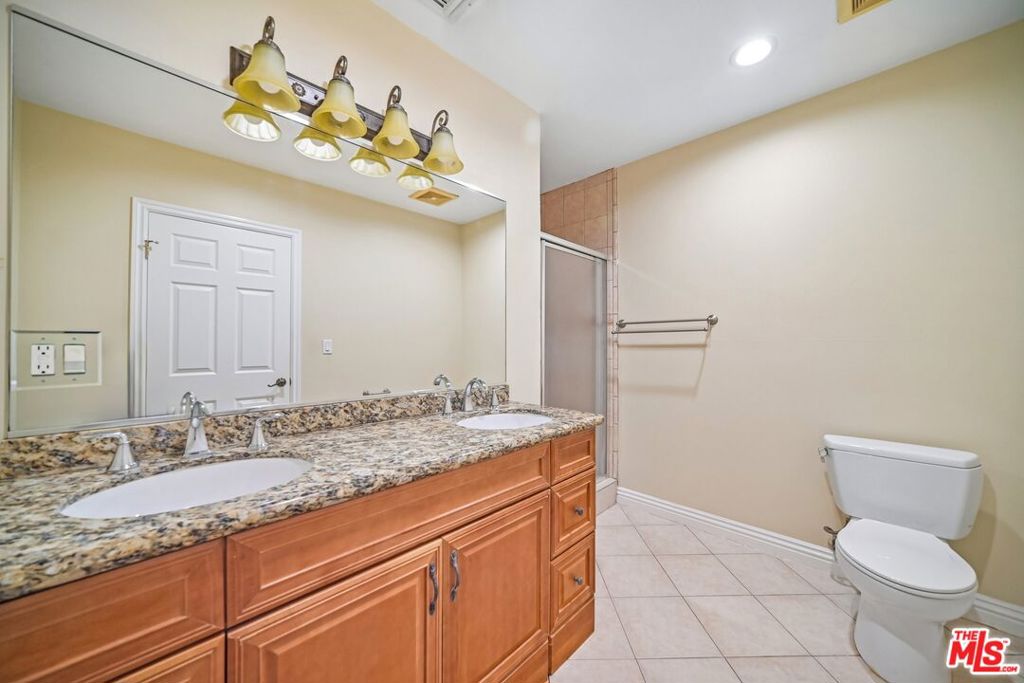 17550 Collins Street Property Photo 32