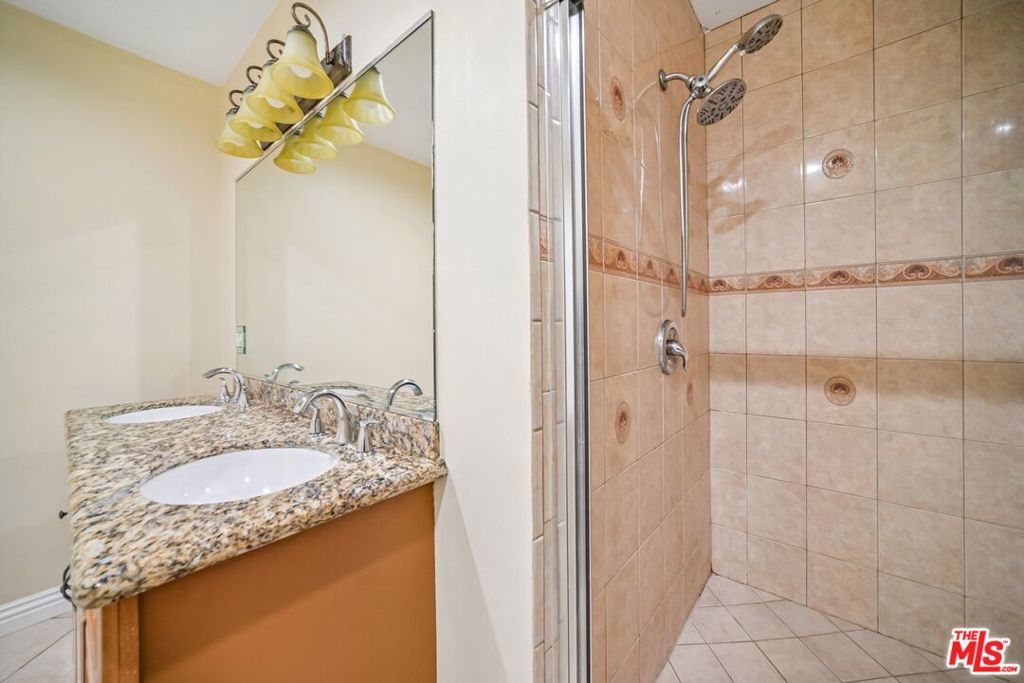 17550 Collins Street Property Photo 33