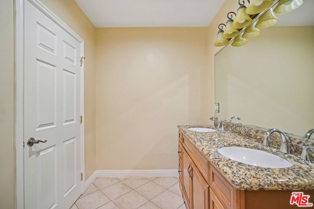 17550 Collins Street Property Photo 34