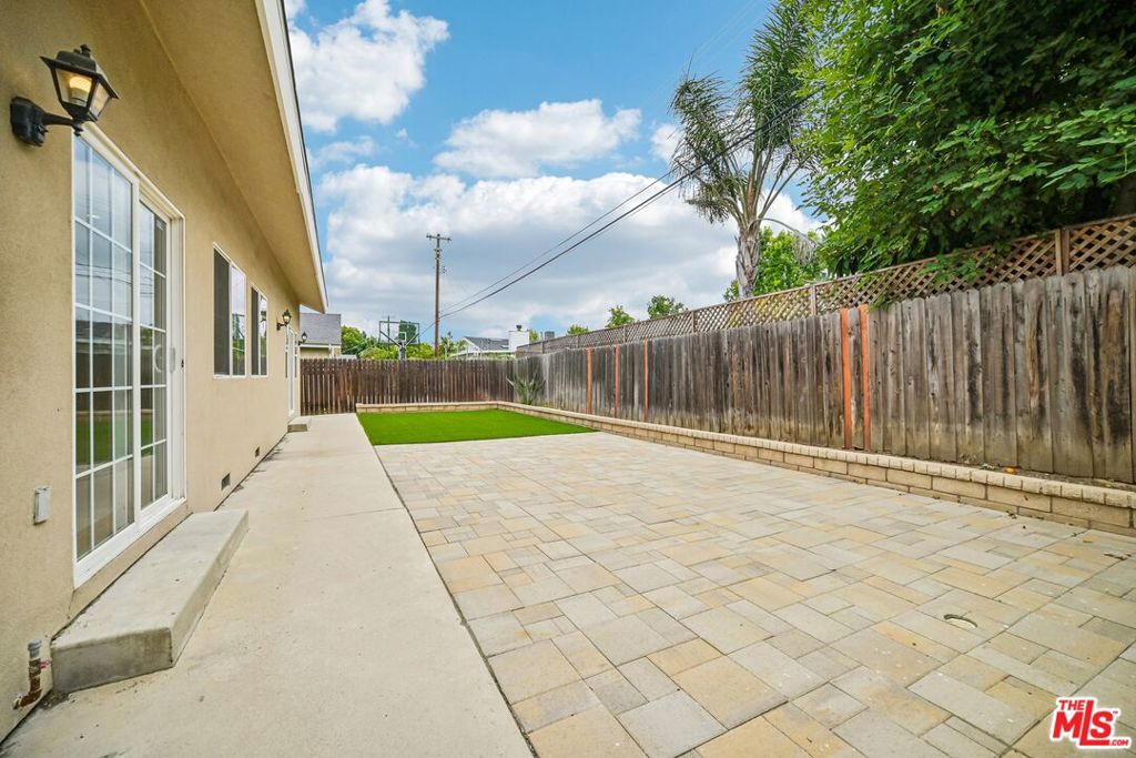 17550 Collins Street Property Photo 35
