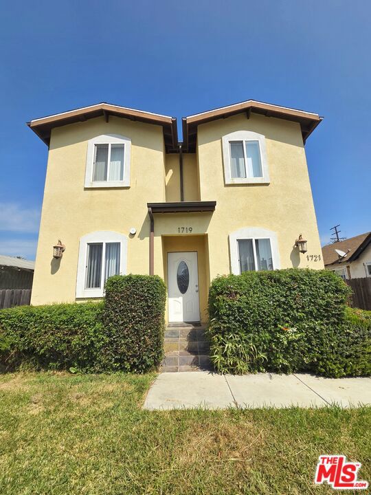 1719 W 39th Pl Property Photo 1