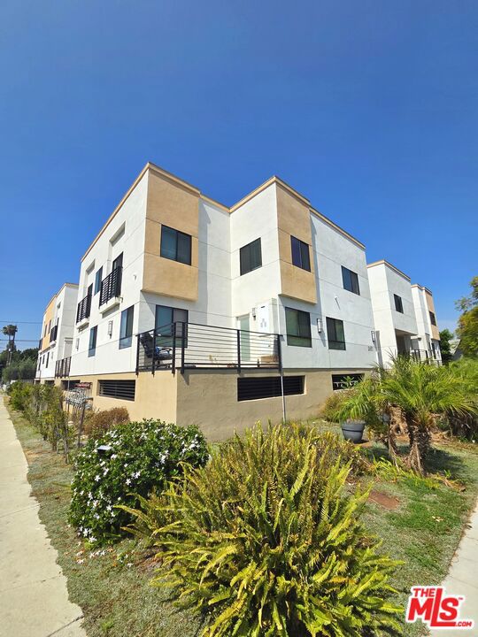 2651 S Hobart Blvd 6 Property Photo 12