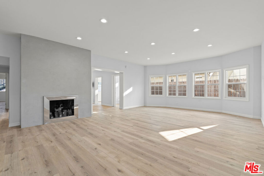 1250 S Windsor Boulevard Property Photo 2