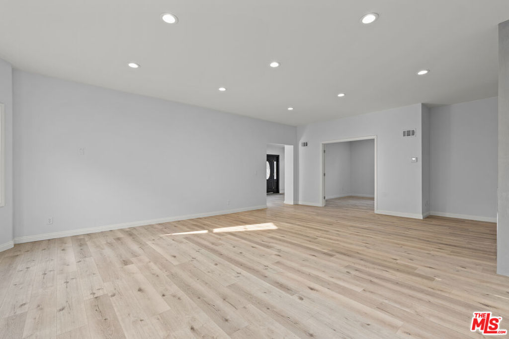 1250 S Windsor Boulevard Property Photo 3
