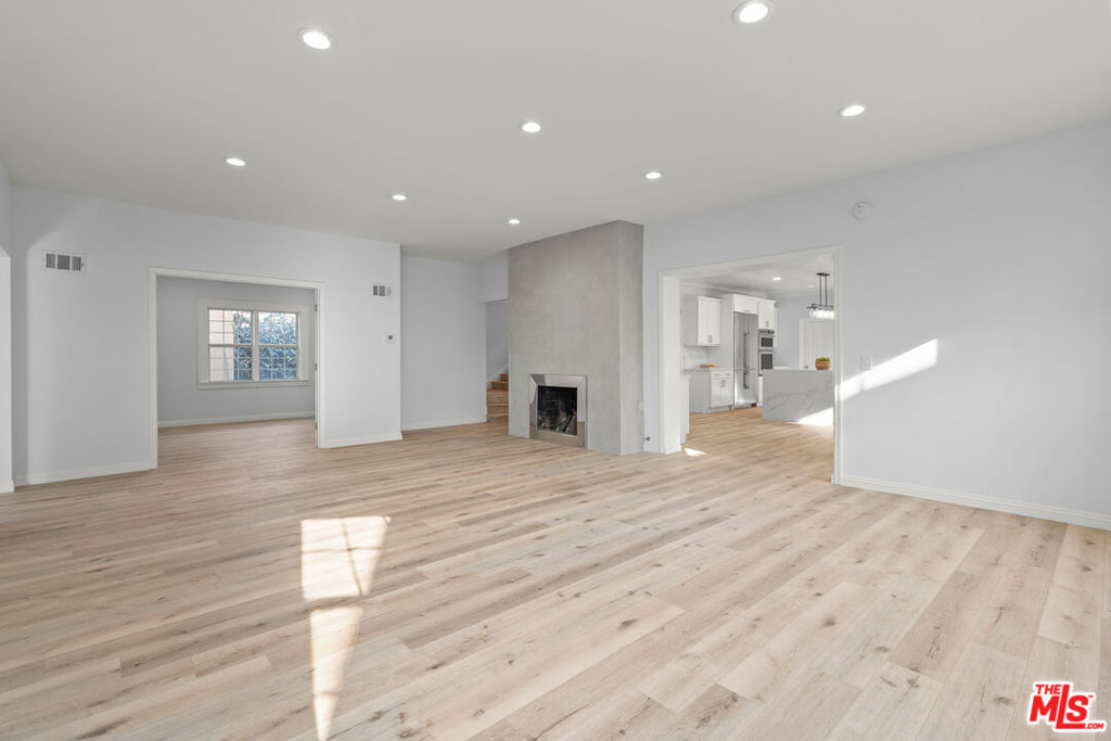 1250 S Windsor Boulevard Property Photo 4