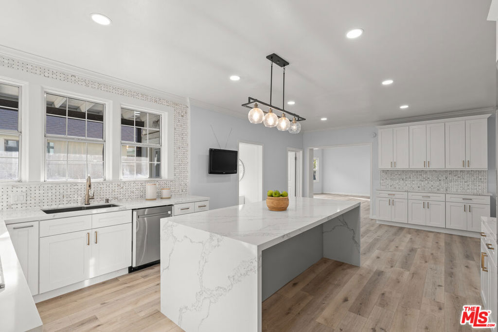 1250 S Windsor Boulevard Property Photo 7