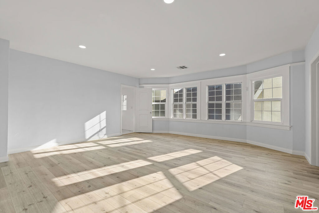 1250 S Windsor Boulevard Property Photo 8