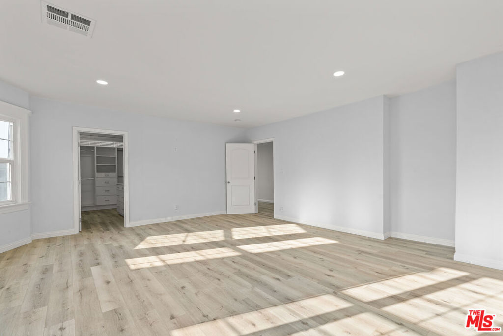 1250 S Windsor Boulevard Property Photo 9