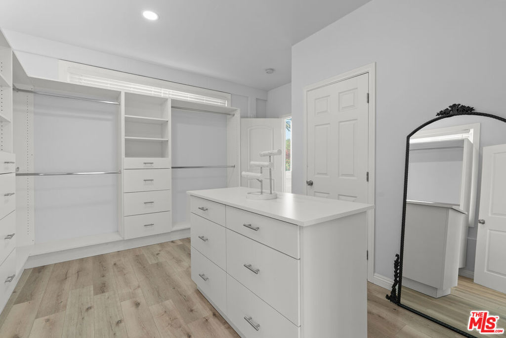 1250 S Windsor Boulevard Property Photo 11