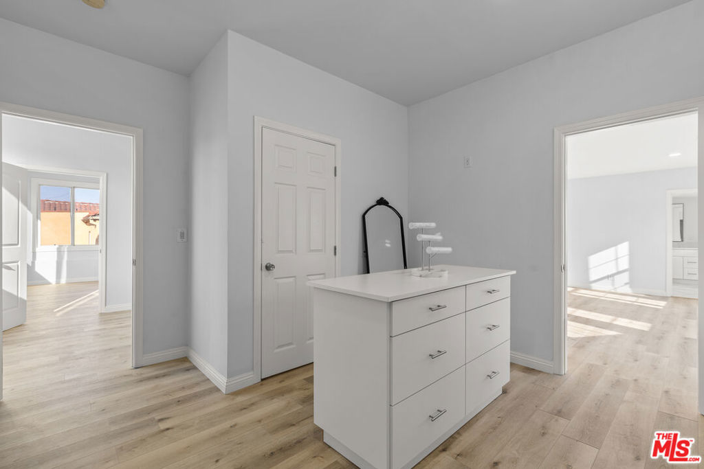 1250 S Windsor Boulevard Property Photo 12